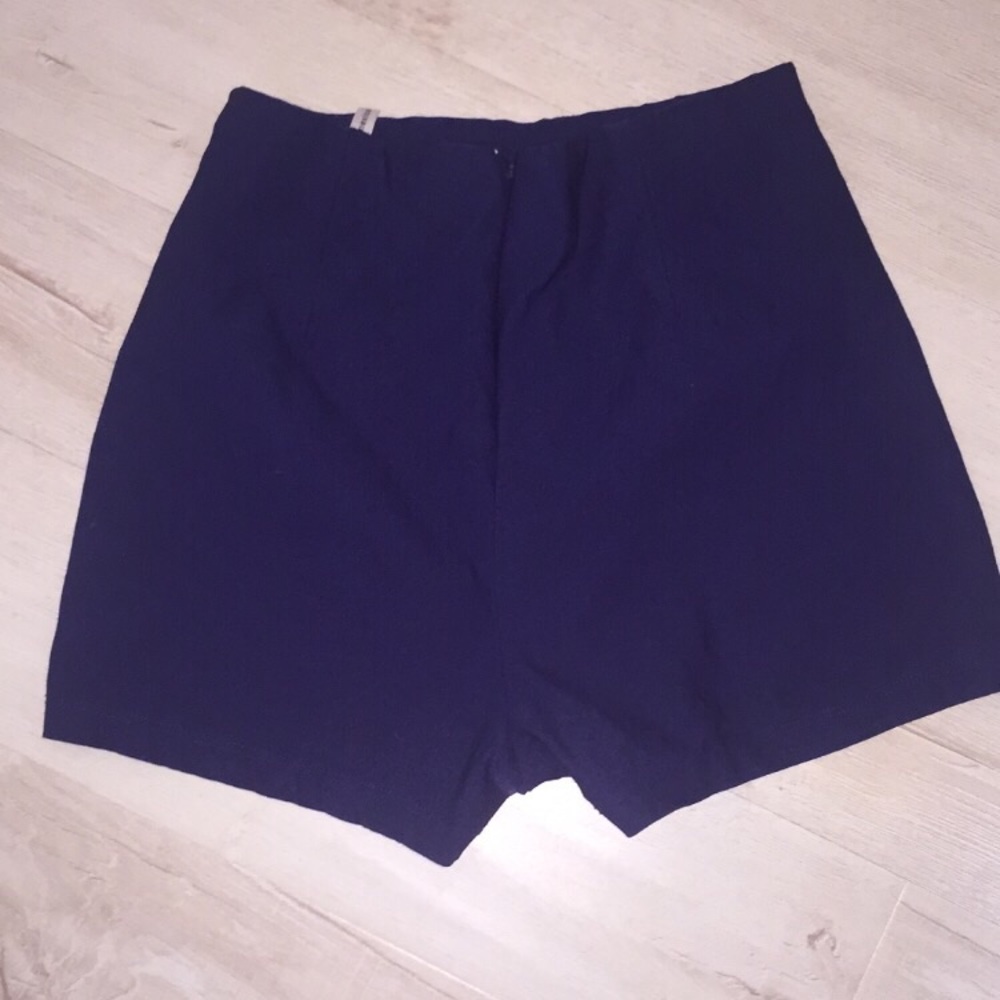 Form fitting shorts - Picture 2 of 2